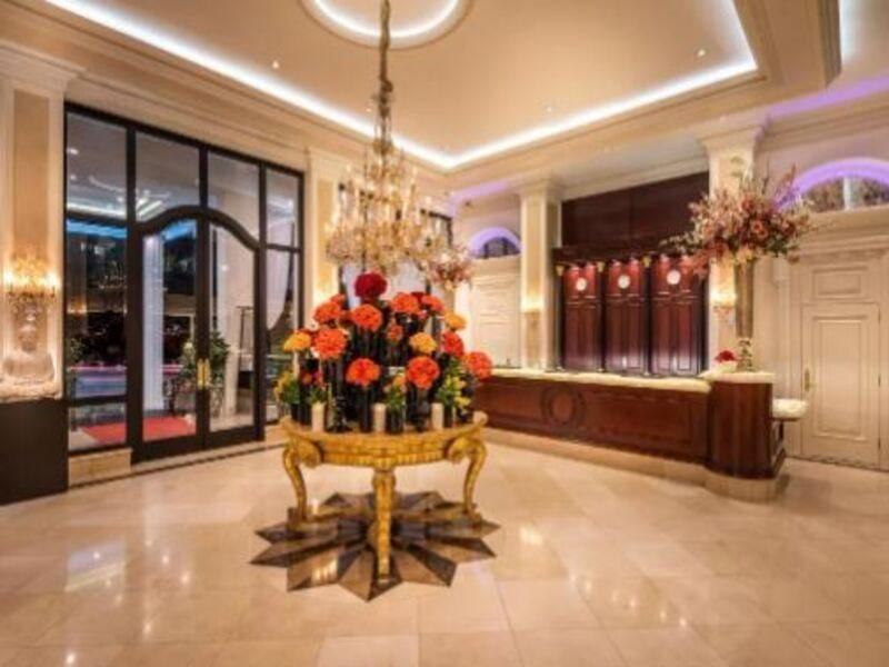 Beverly Hills Plaza & Hotel