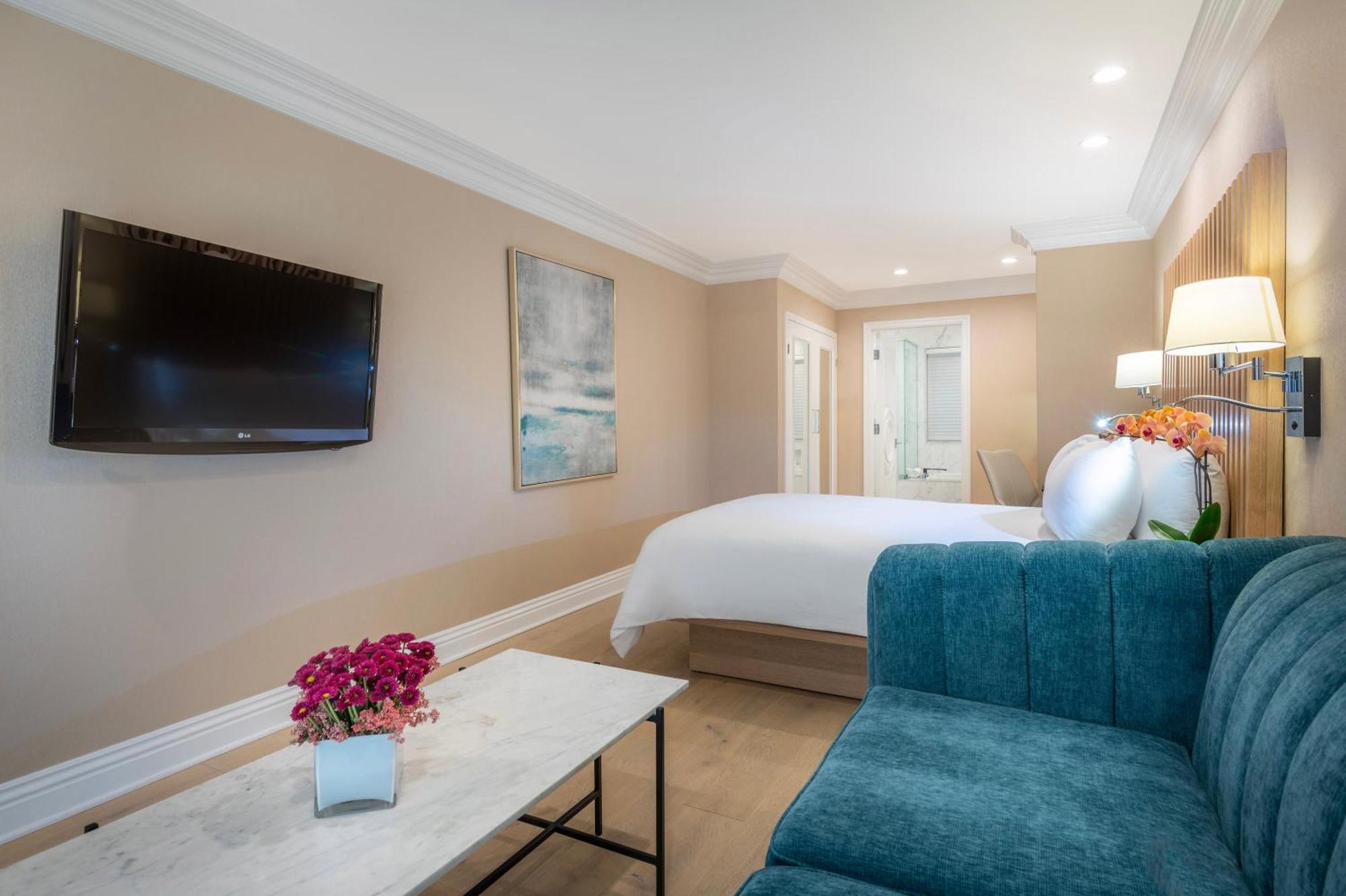 Beverly Hills Plaza & Hotel 4*