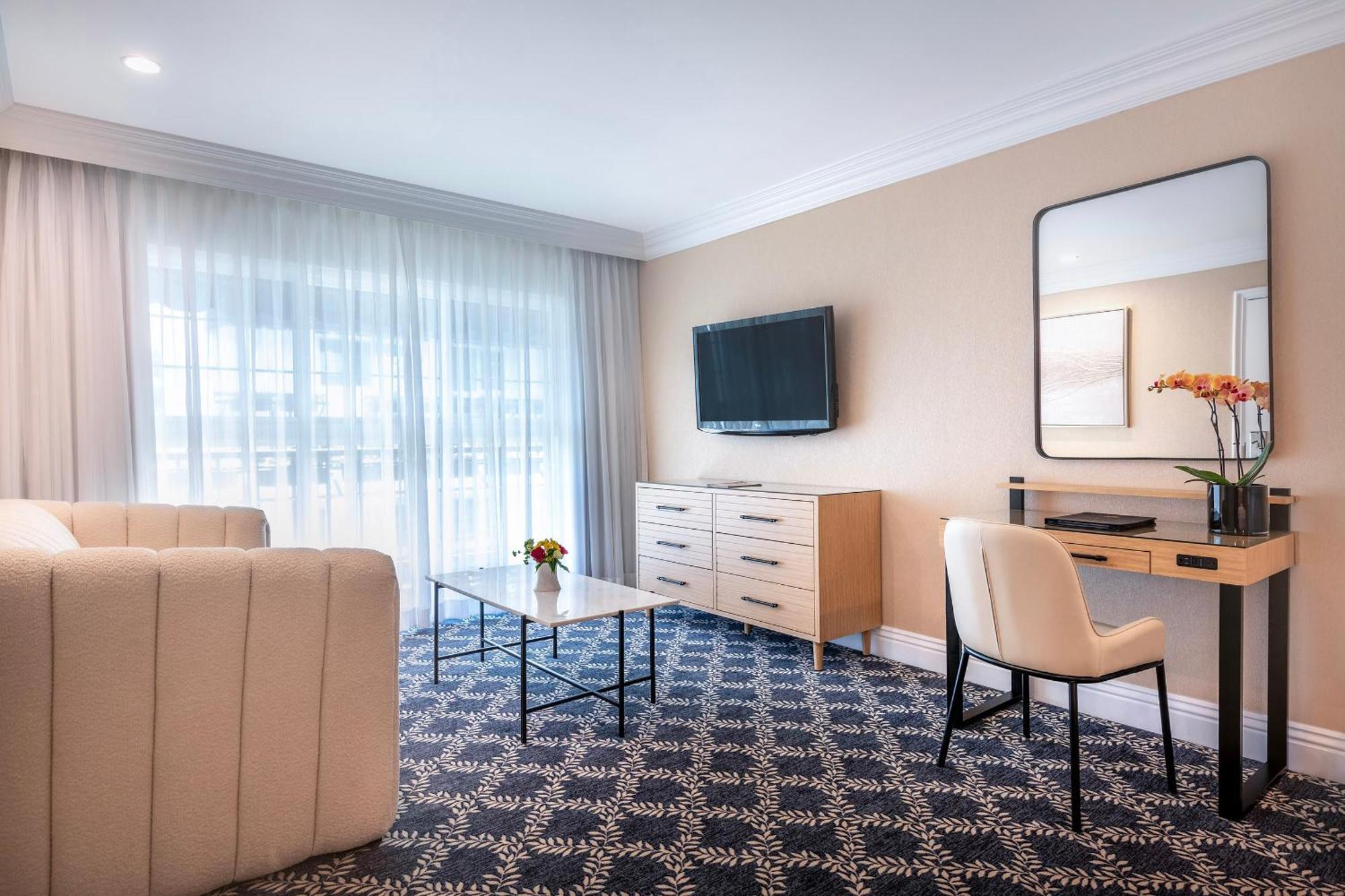 Hotel Beverly Hills Plaza & 4*