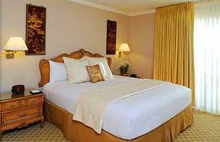Beverly Hills Plaza & Hotel 4*