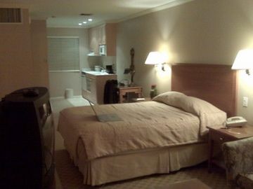 Beverly Hills Plaza & Hotel