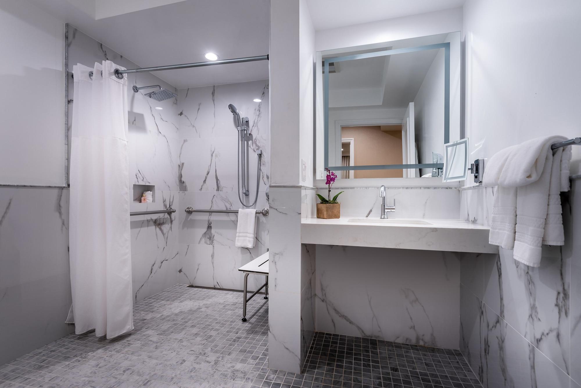 Beverly Hills Plaza & Hotel 4*